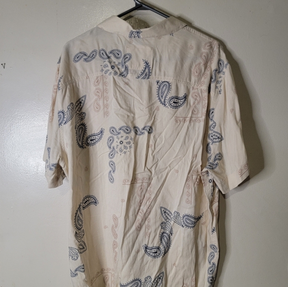 Hollister Men's Paisley Button Down Shirt - Picture 6 of 6